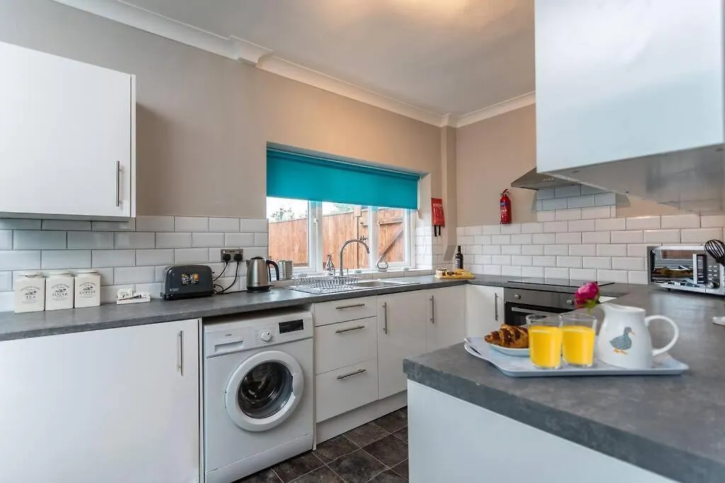 Stylish House - Close To City Centre - Free Parking, Super-Fast Wifi And Smart Tvs By Yoko Property Middlesbrough 0*,