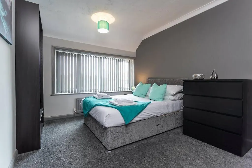 Stylish House - Close To City Centre - Free Parking, Super-Fast Wifi And Smart Tvs By Yoko Property Middlesbrough
