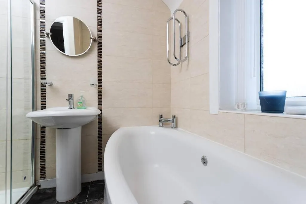 Holiday home Stylish House - Close To City Centre - Free Parking, Super-Fast Wifi And Smart Tvs By Yoko Property Middlesbrough
